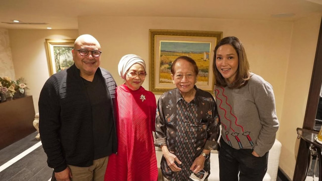 Maia Estianty bersama suami Irwan Mussry, dan orang tua. [Instagram @harjonosigit]